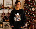 Cozy Highland Cow Christmas Sweatshirt – Winter Highland Cow Graphic Crewneck – Festive Farm Christmas Shirt – Holiday Cow Sweatshirt